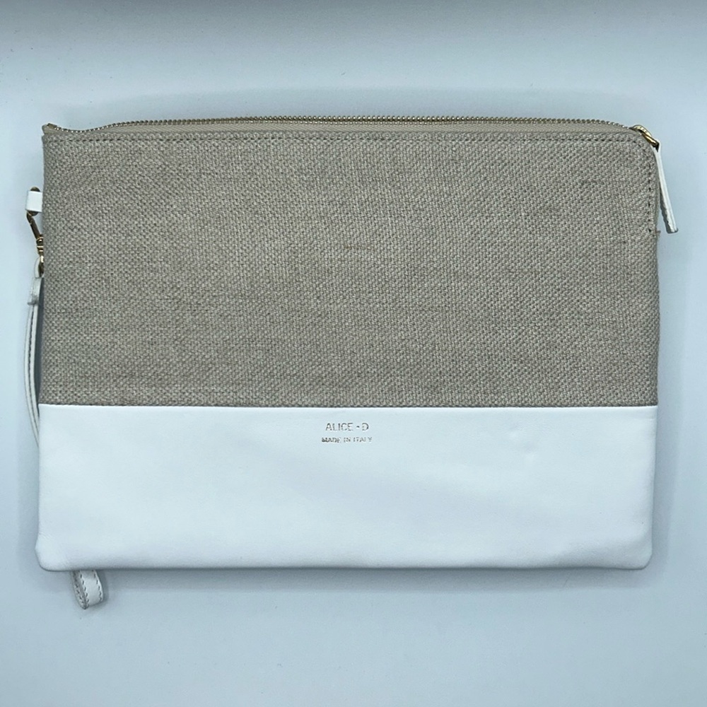 NWOT Alice D. Monaco White & Canvas Wristlet